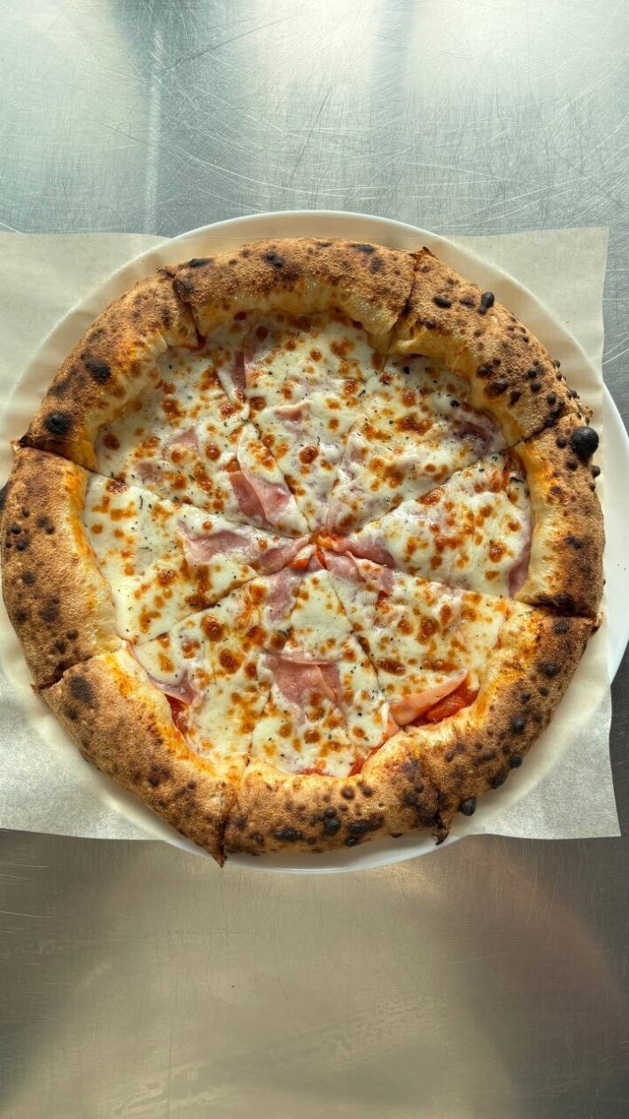 Пицца с ветчиной и сыром