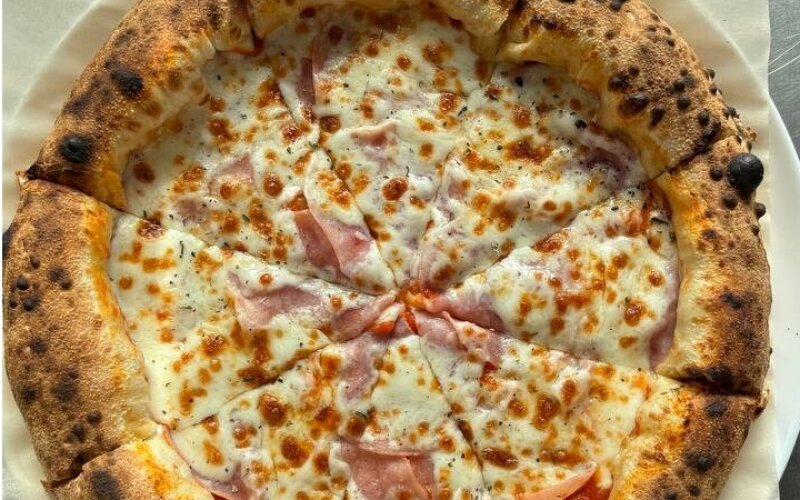 Пицца с ветчиной и сыром