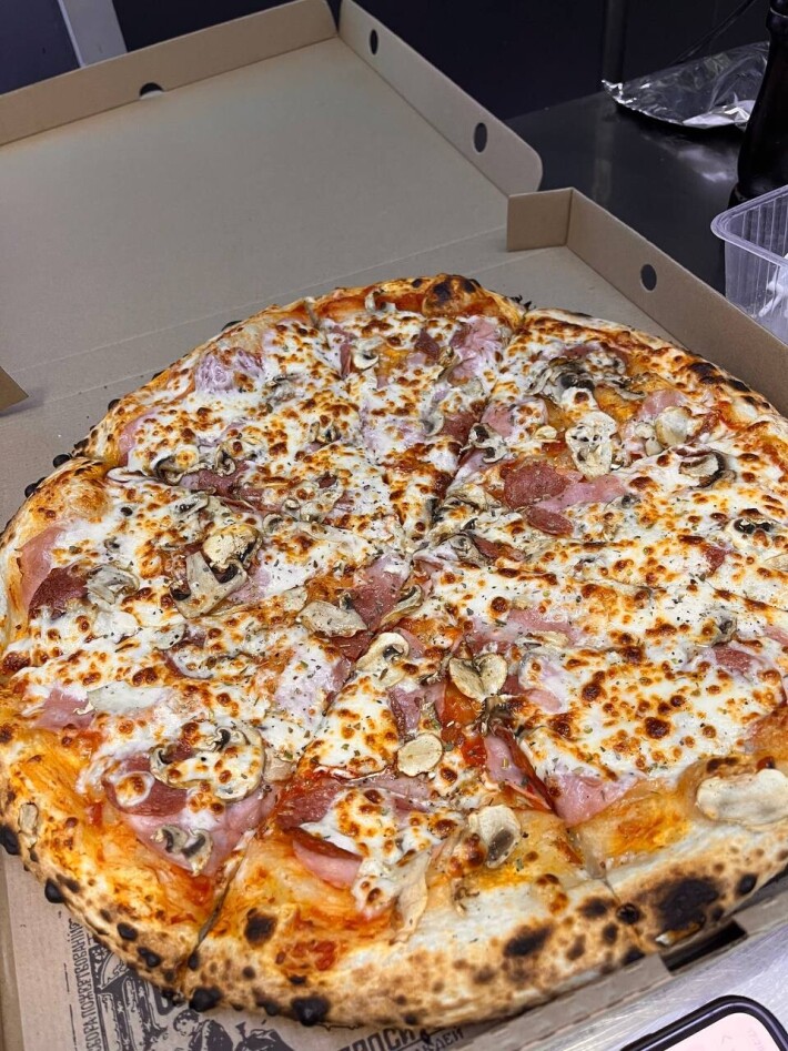 Пицца с ветчиной, грибами и салями