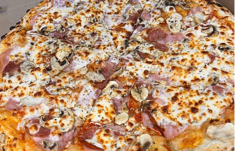 Пицца с ветчиной, грибами и салями