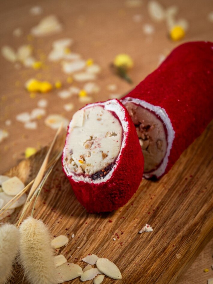 Рулет рахат-лукум миндальный с клюквенным джемом