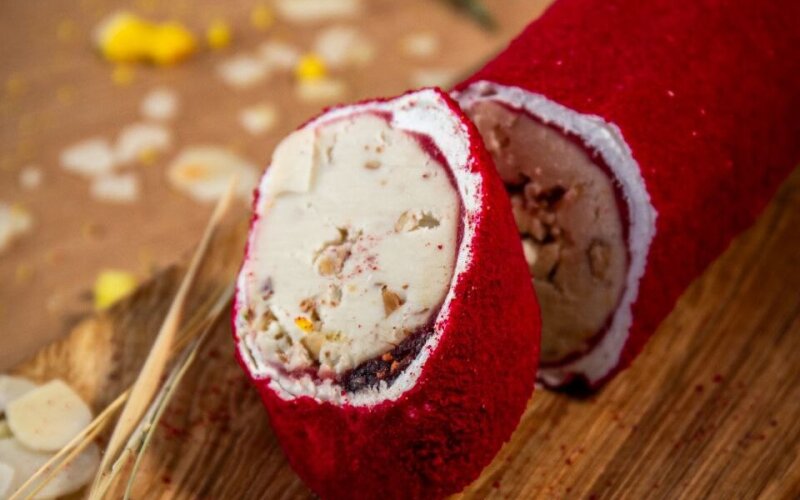 Рулет рахат-лукум миндальный с клюквенным джемом