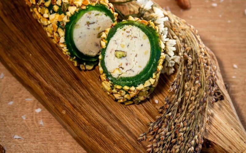 Рулет яблоко с фисташкой