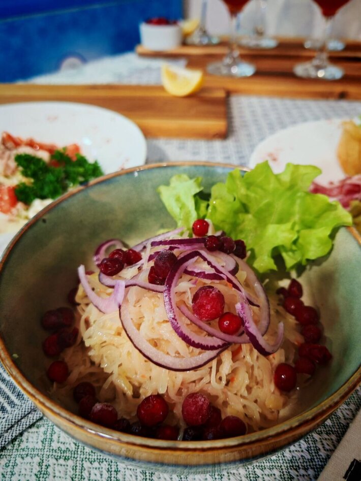 Салат из квашеной капусты с клюквой