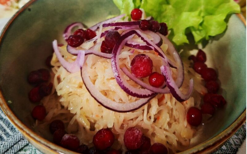 Салат из квашеной капусты с клюквой