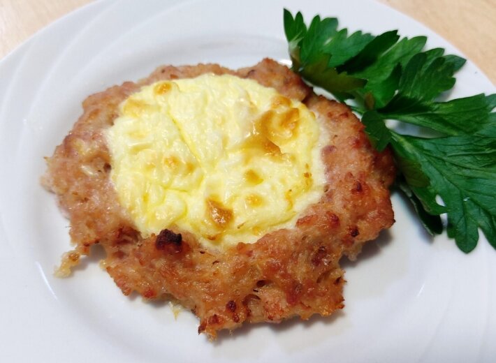 Котлета запечёная с сыром