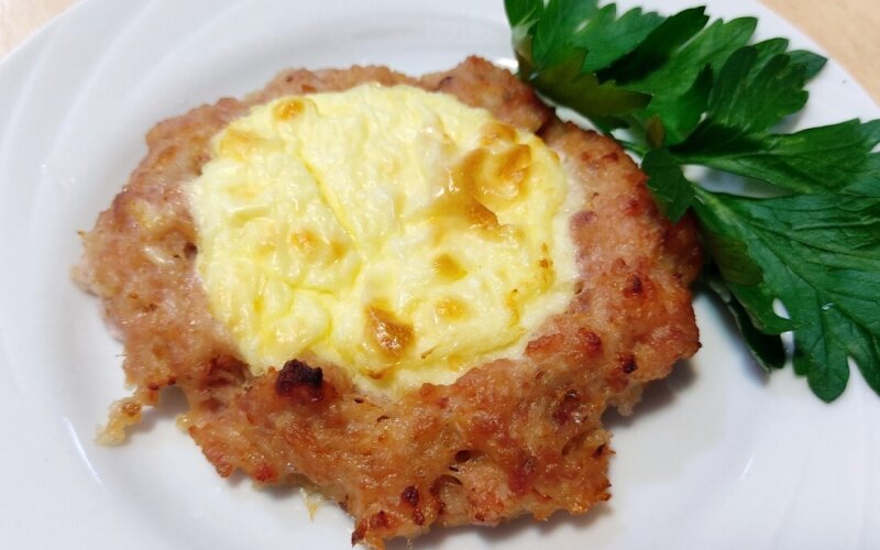 Котлета запечёная с сыром