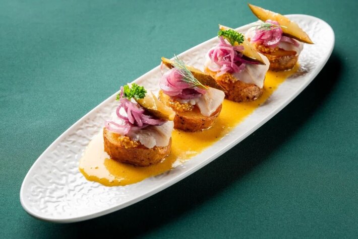 Сельдь с картофелем и медово-горчичным соусом