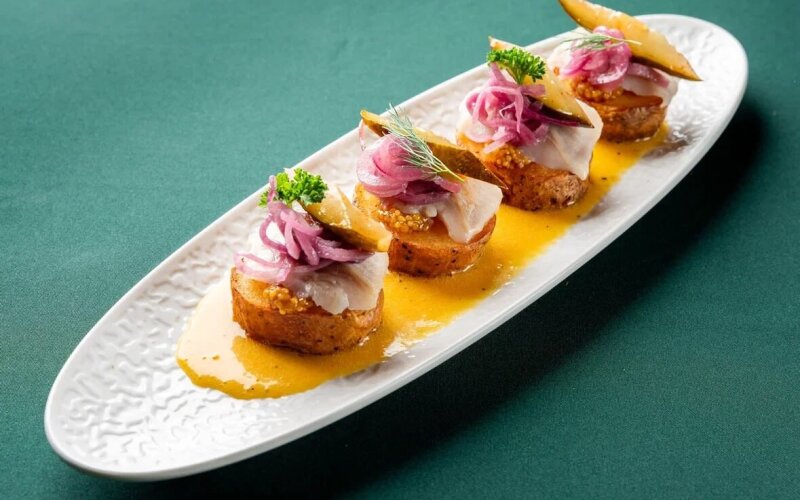 Сельдь с картофелем и медово-горчичным соусом