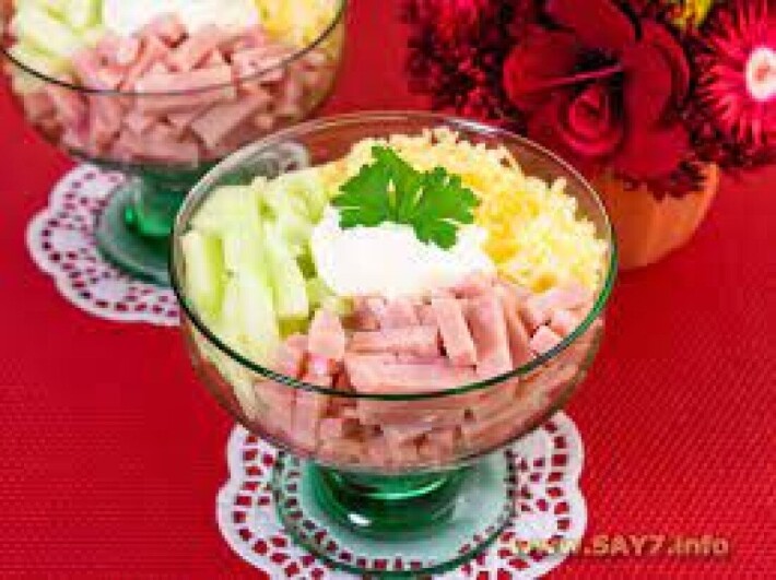 Салат -коктейль с ветчиной и сыром