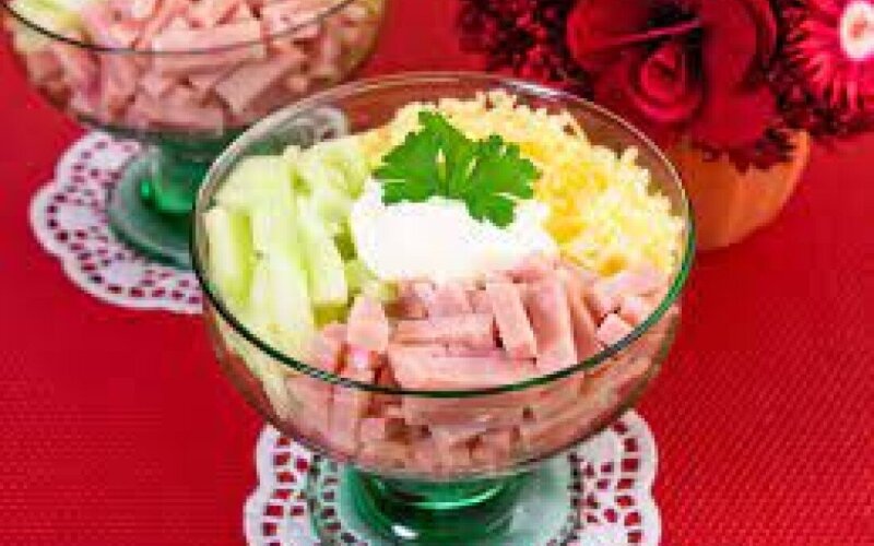 Салат -коктейль с ветчиной и сыром