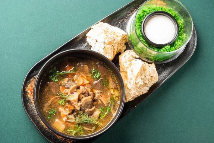 Томлёный суп с белыми грибами и копчёным ребром