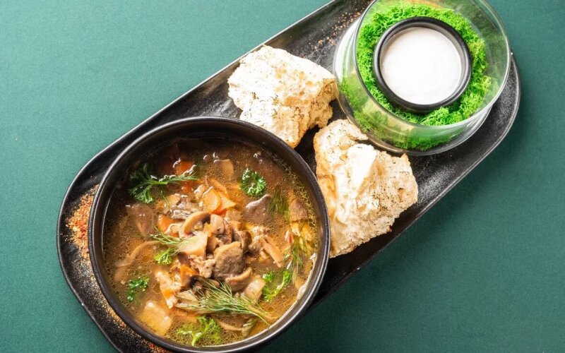 Томлёный суп с белыми грибами и копчёным ребром