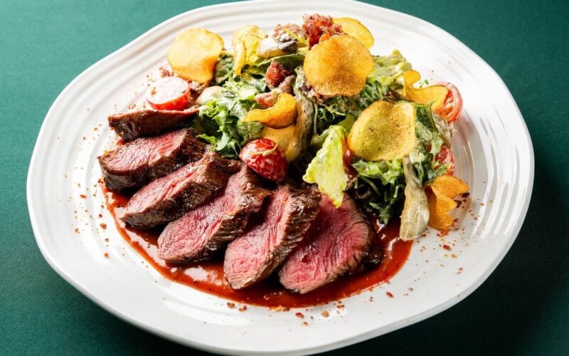 Салат с говяжьей вырезкой и соусом «8 перцев»