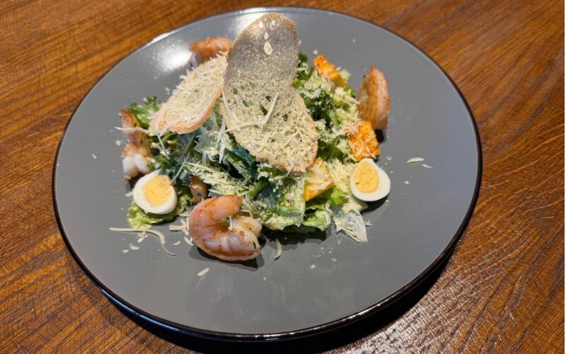 Салат «Цезарь» с креветками