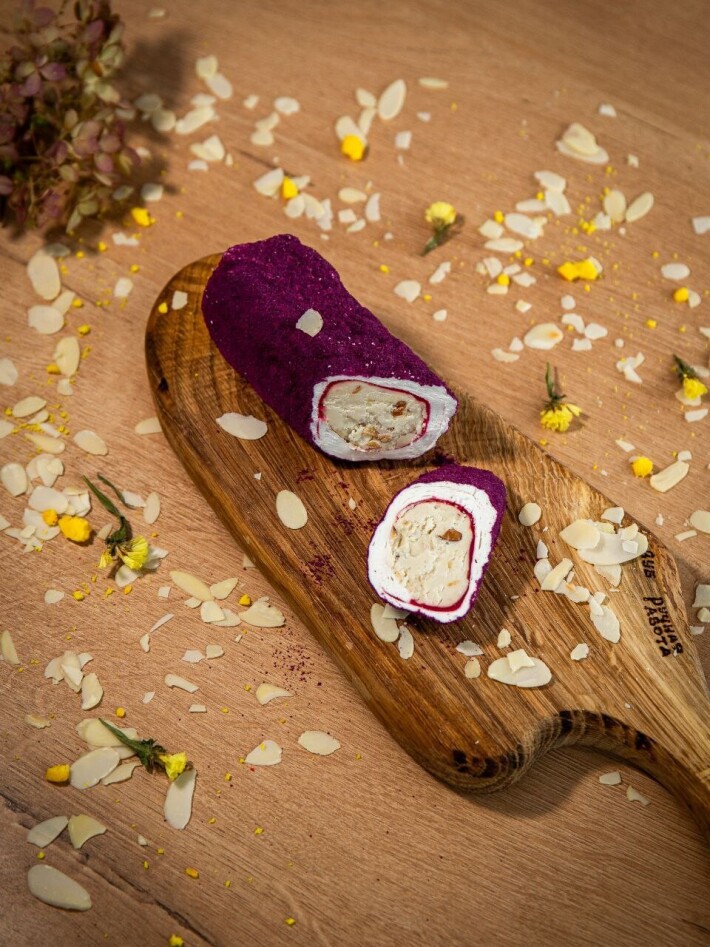 Рулет рахат-лукум миндальный с малиновым джемом