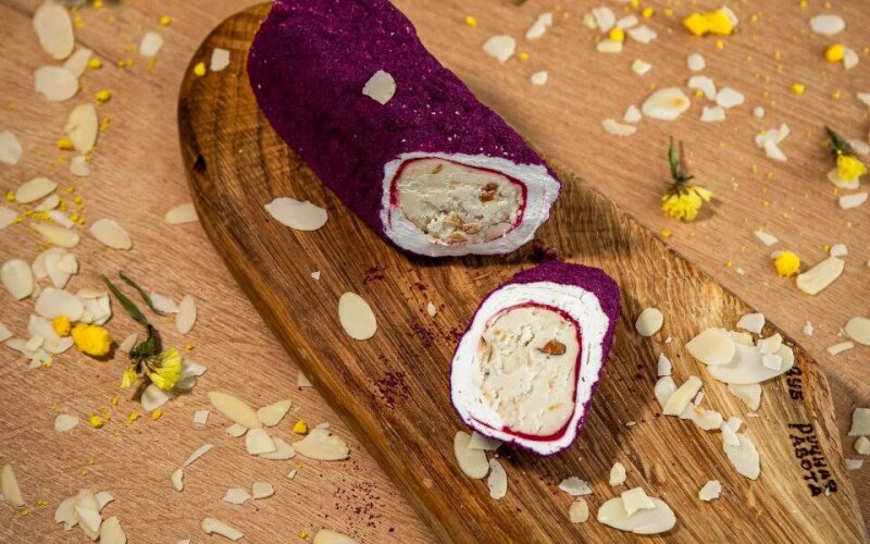 Рулет рахат-лукум миндальный с малиновым джемом