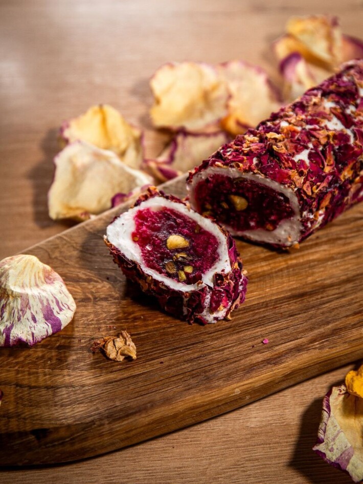 Рулет гранат с розой и фисташками