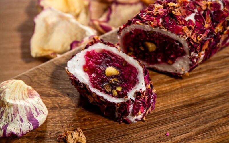 Рулет гранат с розой и фисташками