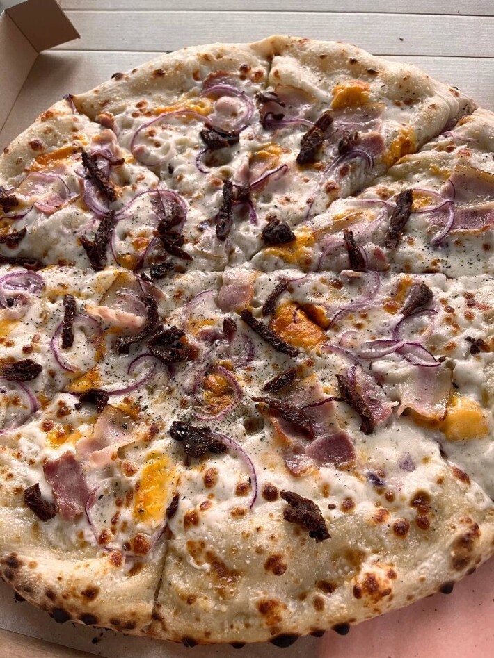 Пицца с беконом и вялеными помидорами