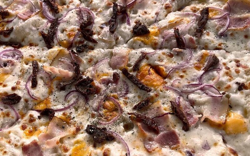 Пицца с беконом и вялеными помидорами