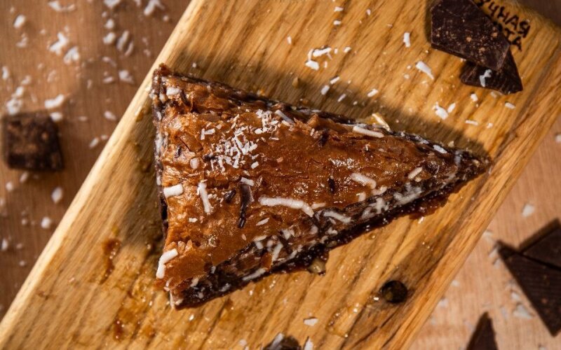 Баклава треугольник шоколадный с грецким орехом