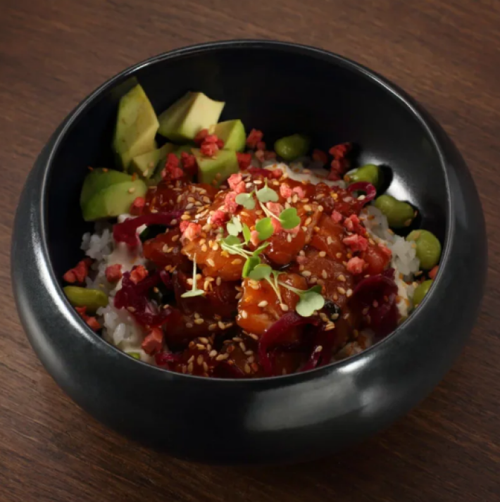 Поке с лососем и лаймовой сметаной