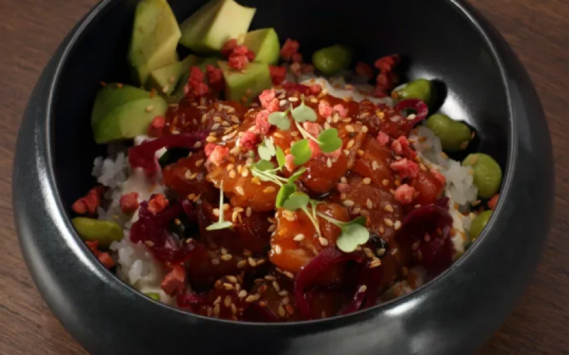 Поке с лососем и лаймовой сметаной