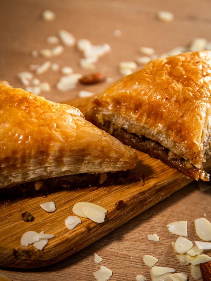 Баклава треугольник с грецким орехом