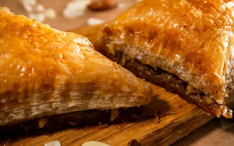 Баклава треугольник с грецким орехом