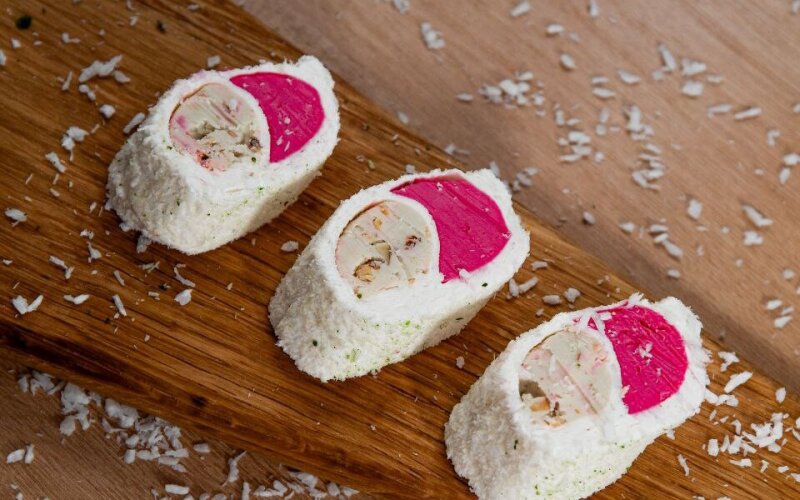 Рулет рахат-лукум малина с миндалём