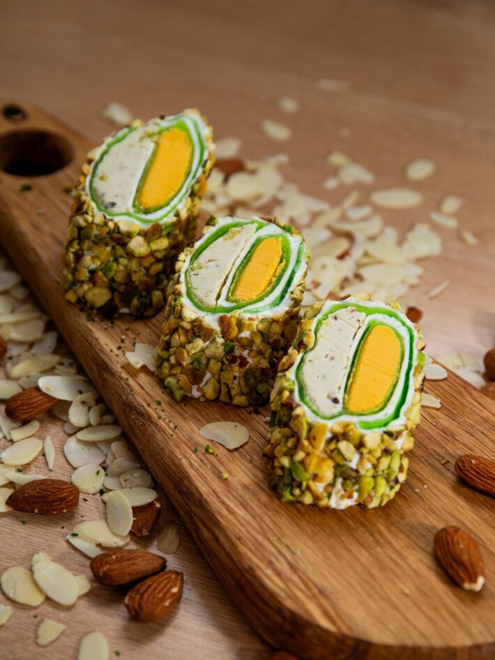 Рулет рахат-лукум манго с фисташкой