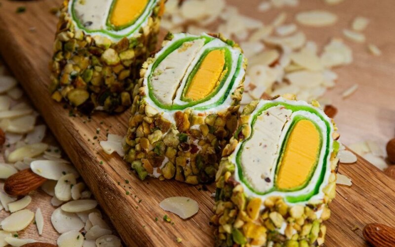 Рулет рахат-лукум манго с фисташкой