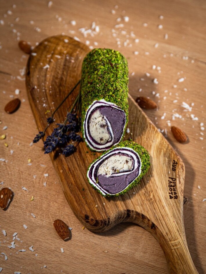 Рулет рахат-лукум ежевика с печеньем орео и фисташкой