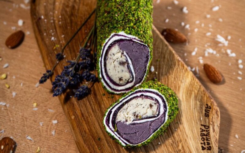 Рулет рахат-лукум ежевика с печеньем орео и фисташкой