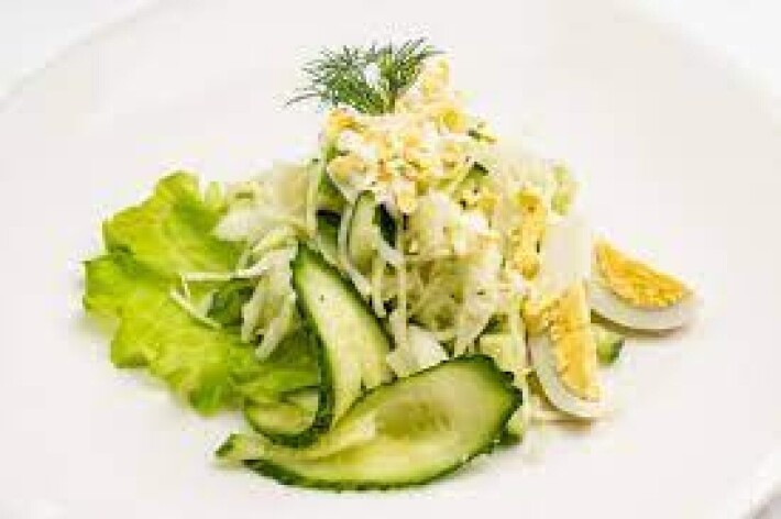 Салат  из свежей капусты с огурцом и яйцом