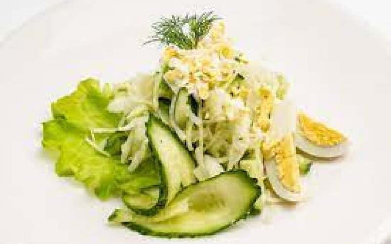 Салат  из свежей капусты с огурцом и яйцом