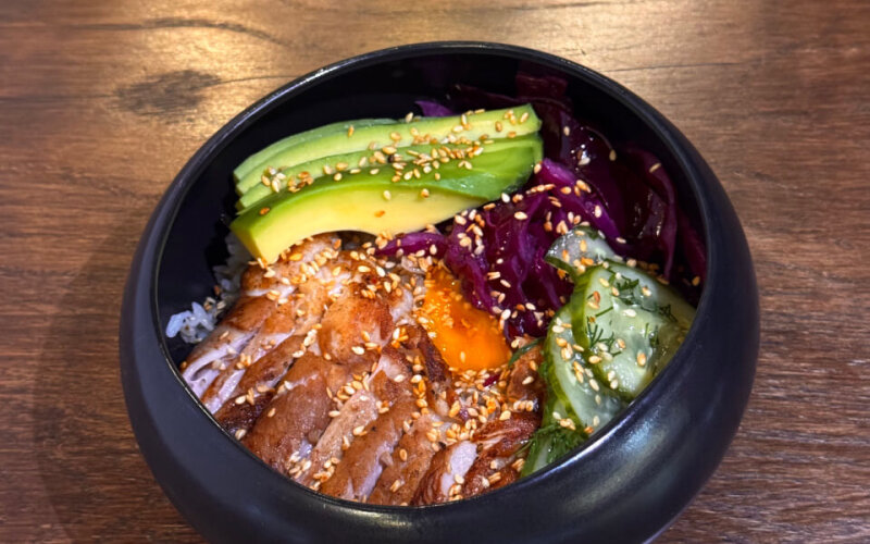 Донбури с имбирным цыплёнком