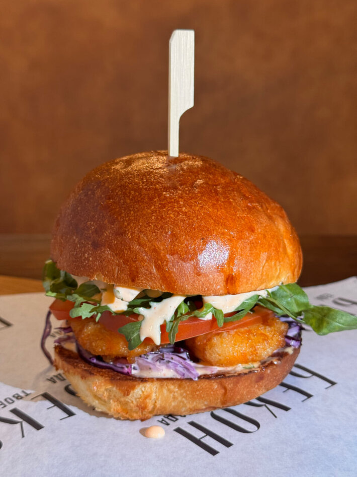 Бургер с креветкой темпура