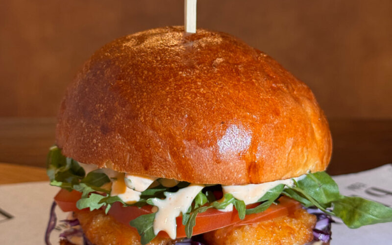 Бургер с креветкой темпура