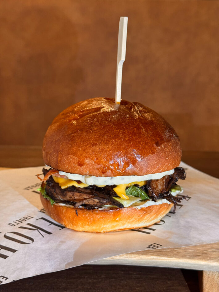 Бургер с уткой конфи и соусом кунжутный-чиа