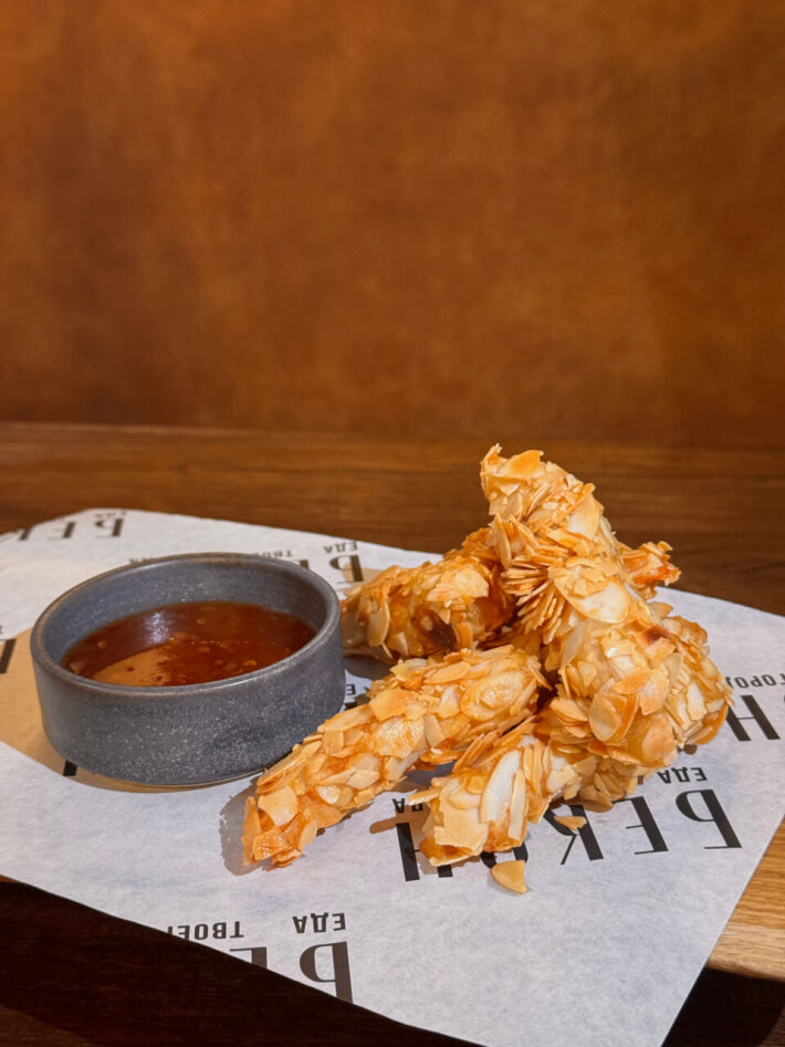 Креветки в миндальной темпуре