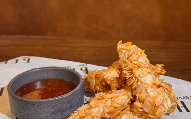 Креветки в миндальной темпуре