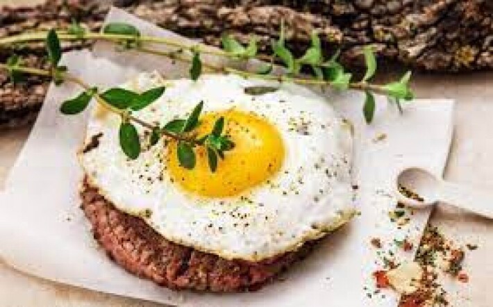 Бифштекс  из свинины с яйцом