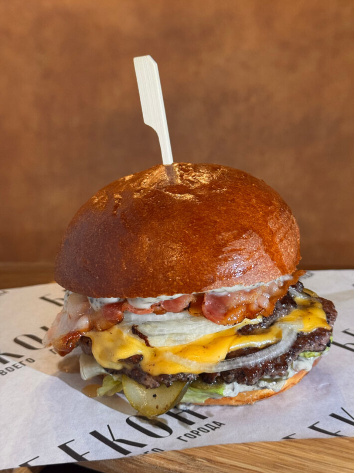 Двойной чизбургер с трюфельным соусом
