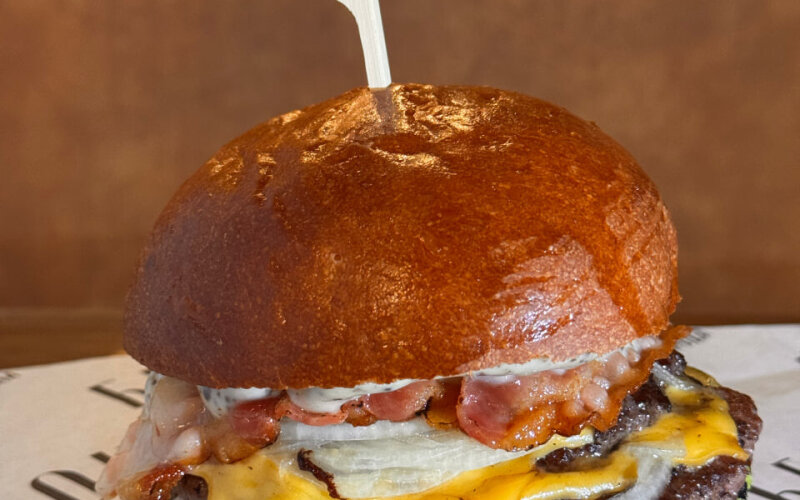 Двойной чизбургер с трюфельным соусом