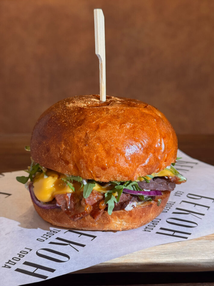 Бургер с ростбифом и соусом пастрами