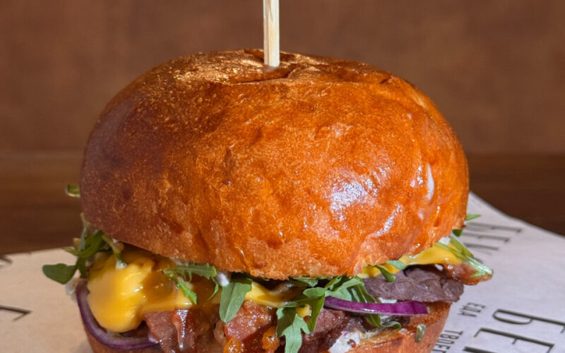 Бургер с ростбифом и соусом пастрами