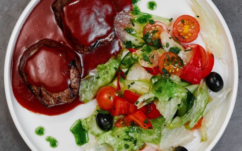 Медальон из говяжьей вырезки с винным соусом