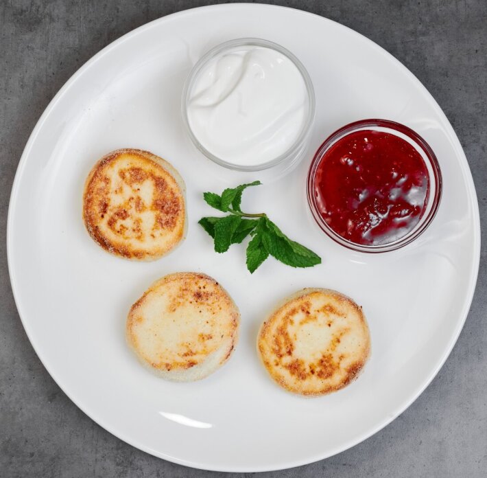 Завтрак сырники с джемом и сметаной